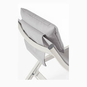 Krémszínű napozóágy.