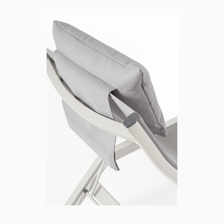 Krémszínű napozóágy.