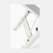 Krémszínű napozóágy.