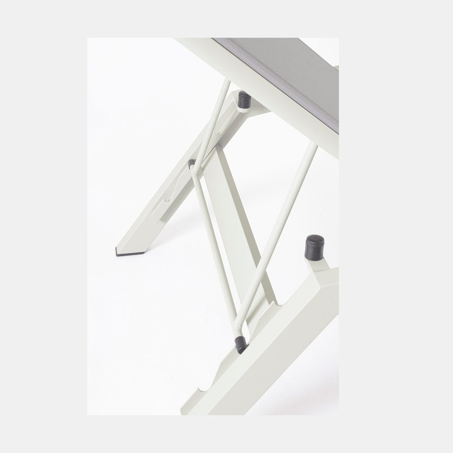 Krémszínű napozóágy.