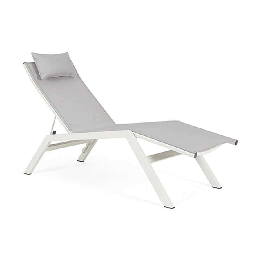 Krémszínű napozóágy.