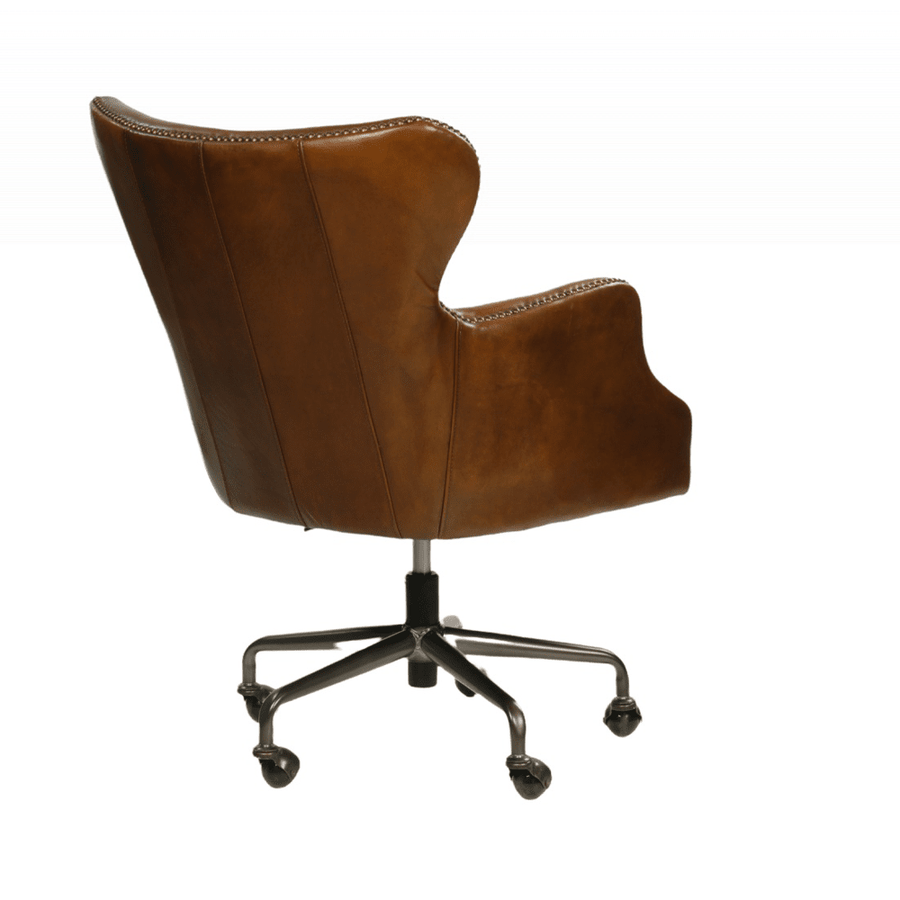 L’invité Cigare forgószék hátulnézeti nézetből, ívelt háttámlával, antikolt bőrkárpittal és fém talpszerkezettel.