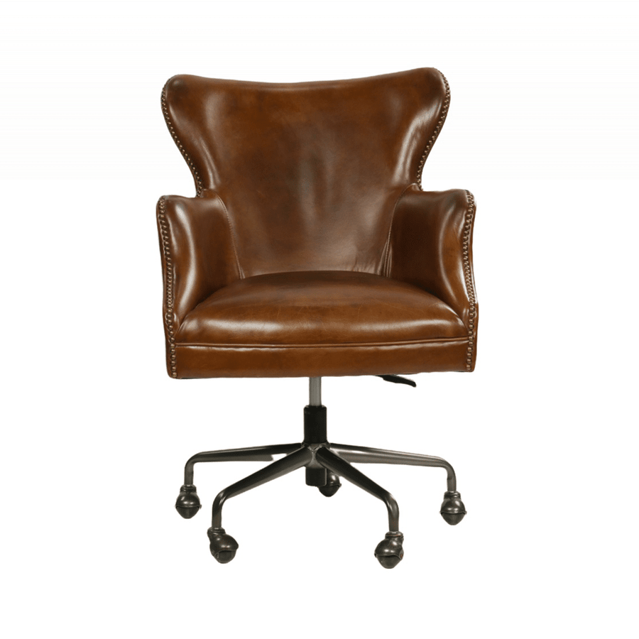 Dohánybarna színű, vintage stílusú marhabőr forgószék elölnézeti képe, klasszikus fülesfotel formával és szegecselt karfákkal.