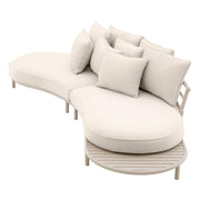 Törtfehér színű ülő és hátpárnákkal kialakított, íves vonalvezetésű formatervezett kerti design kanapé.