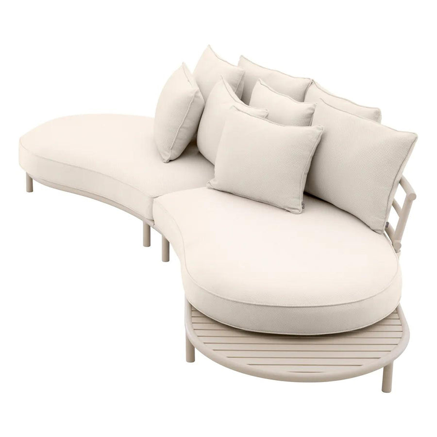 Törtfehér színű ülő és hátpárnákkal kialakított, íves vonalvezetésű formatervezett kerti design kanapé.