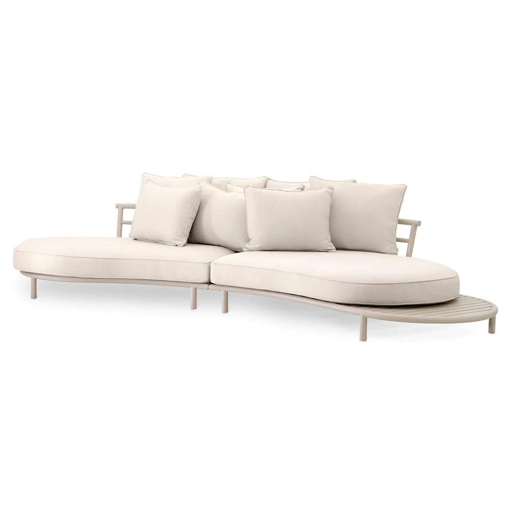 Törtfehér színű ülő és hátpárnákkal kialakított, íves vonalvezetésű formatervezett kerti design kanapé.