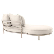 Törtfehér színű ülő és hátpárnákkal kialakított, íves vonalvezetésű formatervezett kerti design kanapé.