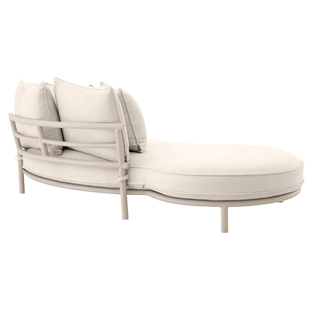 Törtfehér színű ülő és hátpárnákkal kialakított, íves vonalvezetésű formatervezett kerti design kanapé.