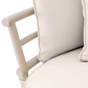 Törtfehér színű ülő és hátpárnákkal kialakított, íves vonalvezetésű formatervezett kerti design kanapé.