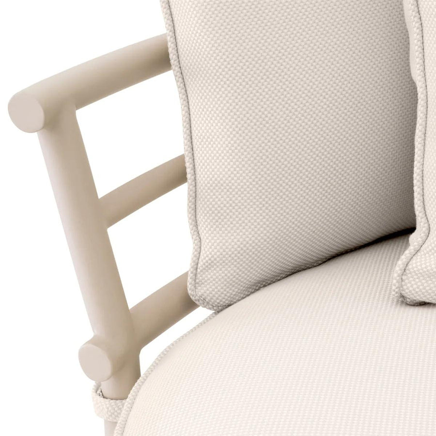 Törtfehér színű ülő és hátpárnákkal kialakított, íves vonalvezetésű formatervezett kerti design kanapé.