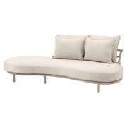 Törtfehér színű ülő és hátpárnákkal kialakított, íves vonalvezetésű formatervezett kerti design kanapé.