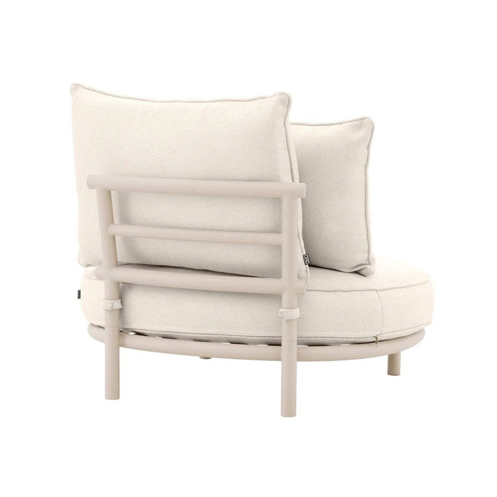 Törtfehér színű ülő és hátpárnákkal kialakított, kör formájú, formatervezett kerti design fotel .