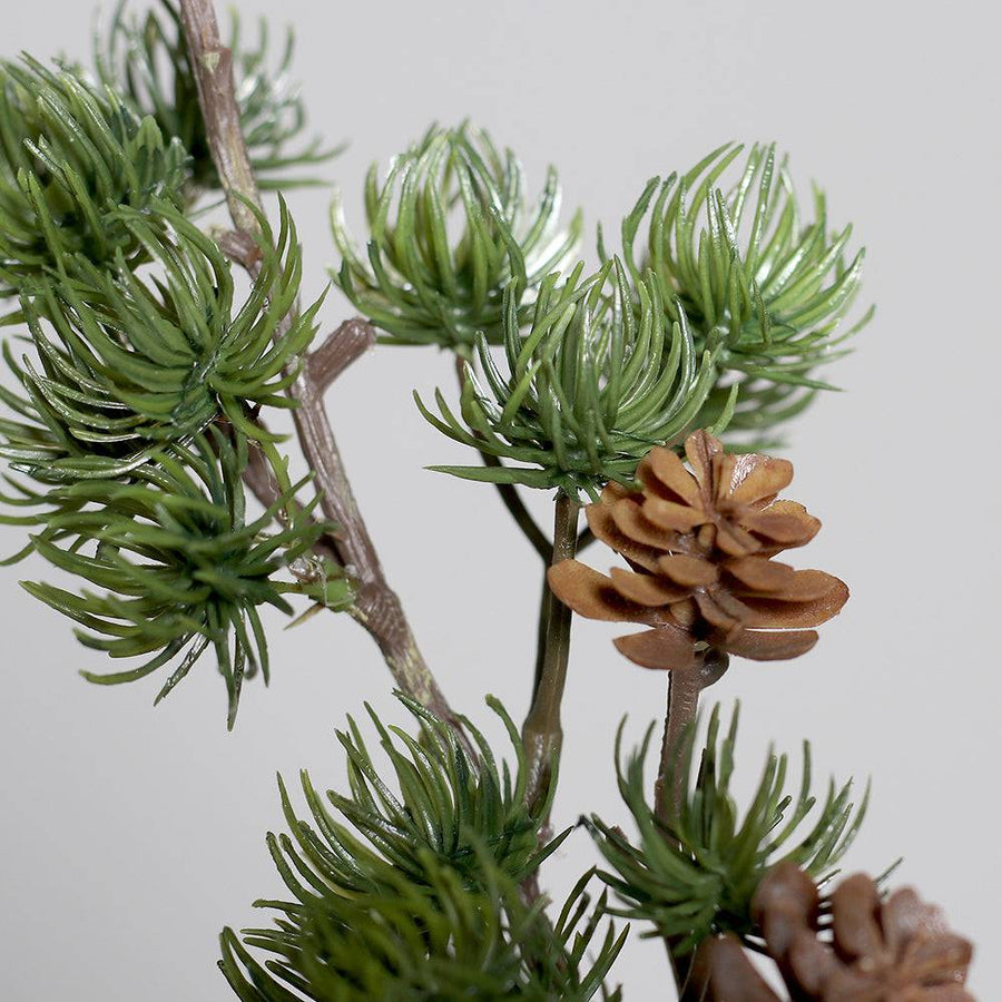 Részletfotó: 3D-s tűlevelek és finoman kidolgozott mesterséges toboz a vörösfenyő ágon.