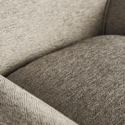 Közelkép az ülőfelületről: A szürke szövet textúrájának és a vastag párna részletének kiemelése.