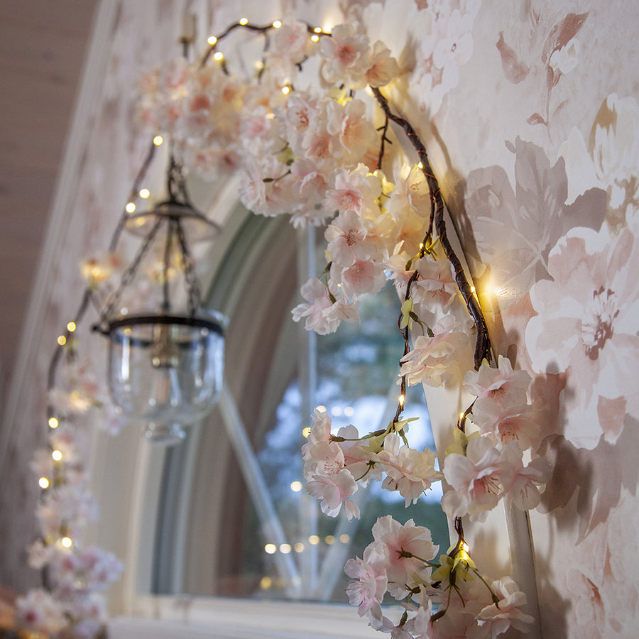 Meleg fehér fényű mikro LED-el kialakított,, mű cseresznyevirág girland..