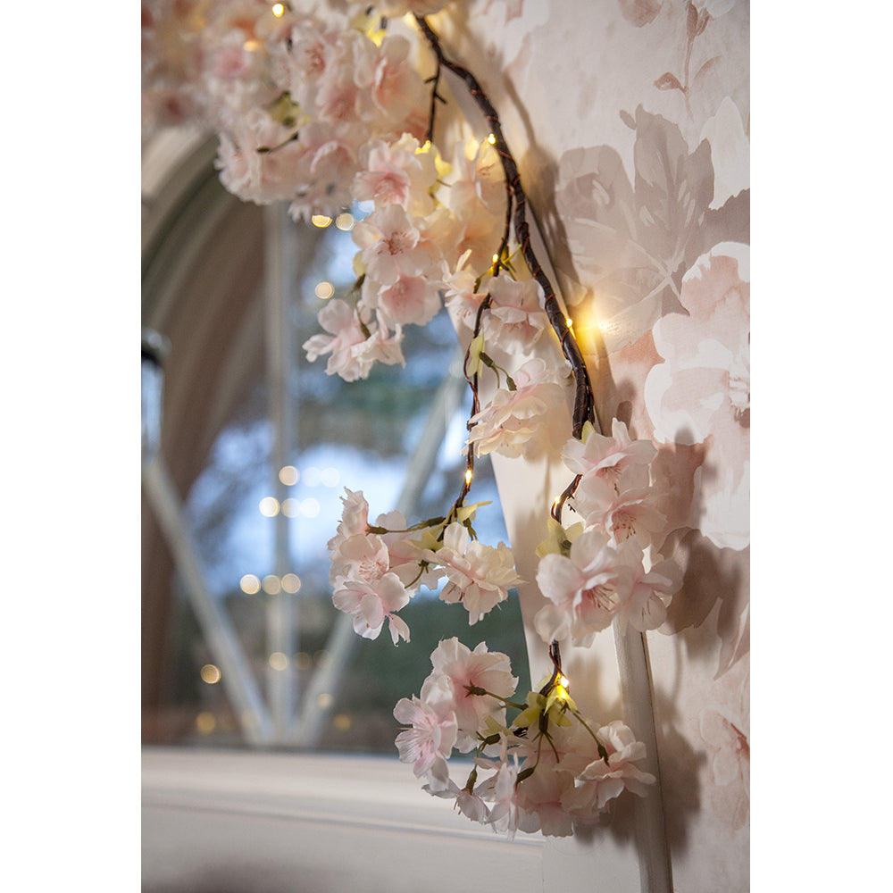 Meleg fehér fényű mikro LED-el kialakított,, mű cseresznyevirág girland..
