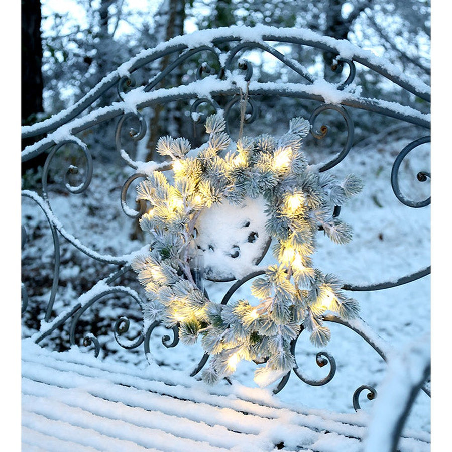 Melegfehér fényű LED-el felszerelt, mű cédrus fenyő koszorú.