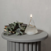 Áttetsző kúp formájú, üvegből készült, textilkanócos LED olajlámpa.