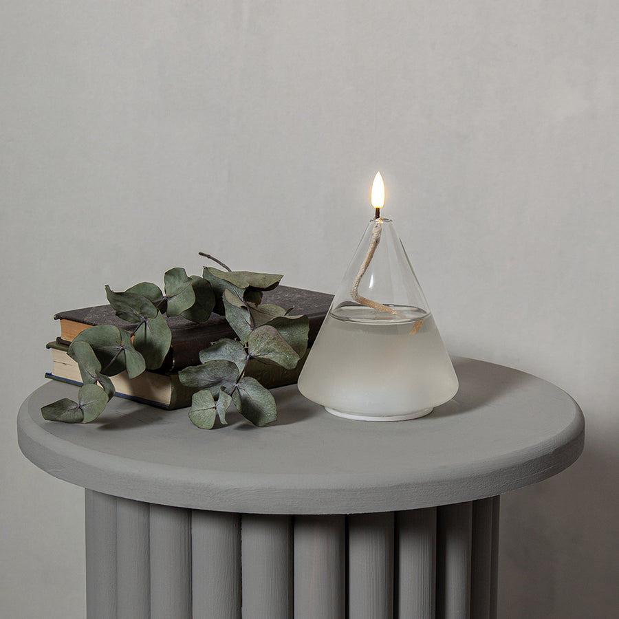 Áttetsző kúp formájú, üvegből készült, textilkanócos LED olajlámpa.