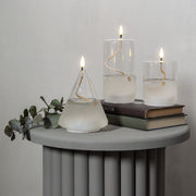 Áttetsző kúp formájú, üvegből készült, textilkanócos LED olajlámpa.