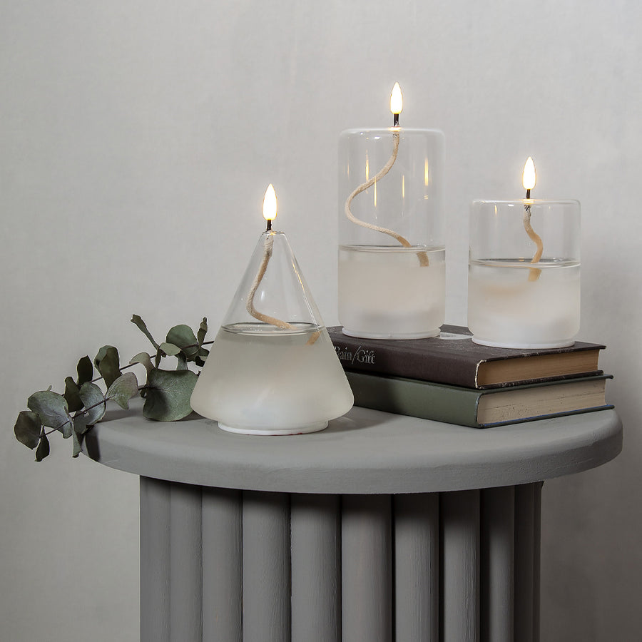 Áttetsző kúp formájú, üvegből készült, textilkanócos LED olajlámpa.