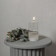 Áttetsző henger formájú, üvegből készült, textilkanócos LED olajlámpa.