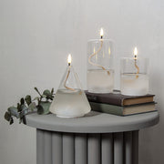 Áttetsző henger formájú, üvegből készült, textilkanócos LED olajlámpa.