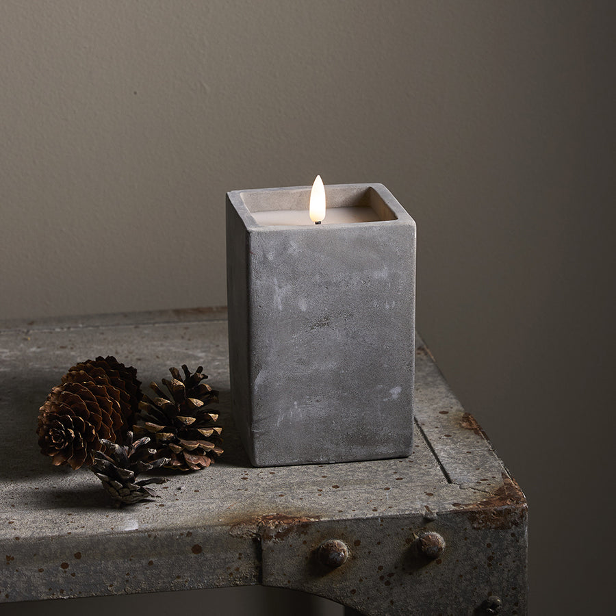 Szürke cement tégelyben kialakított LED gyertya.