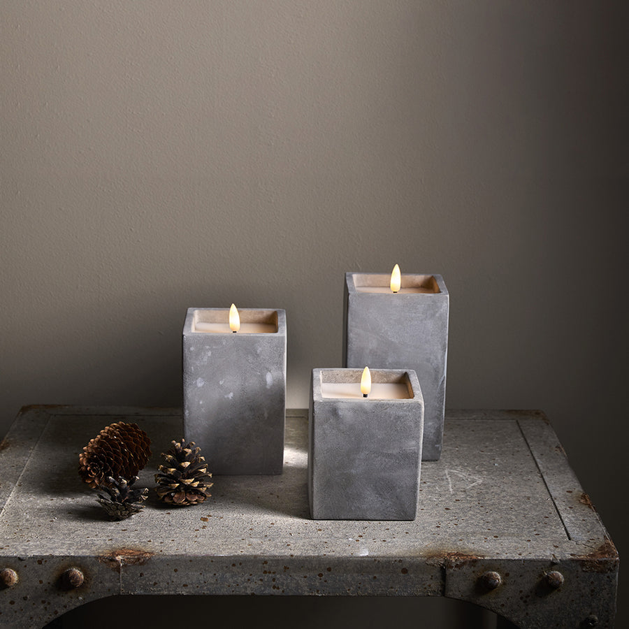 Szürke cement tégelyben kialakított LED gyertya.