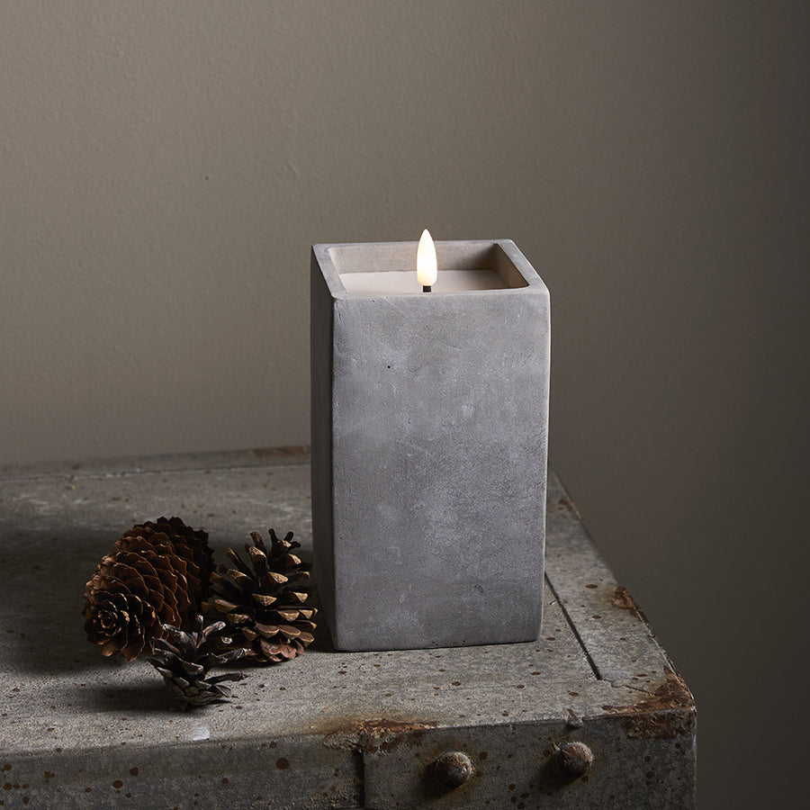 Szürke cement tégelyben kialakított LED gyertya.