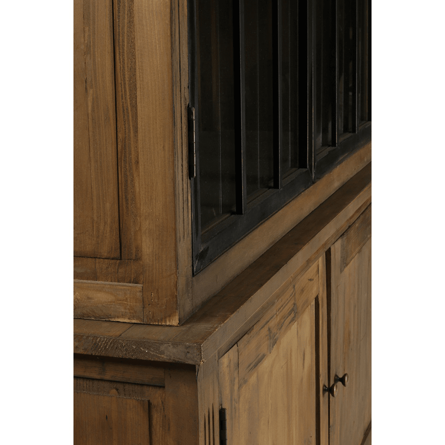 Közelkép a Library könyvszekrény fekete fémkeretes üvegajtójáról és fenyőfa korpuszáról