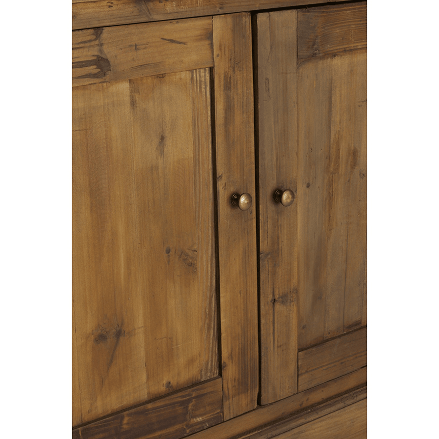 Library könyvszekrény alsó részének részlete, antikolt fenyőfa ajtókkal és fém fogantyúval