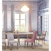 Bézs színű pamutvászonnal kárpitozott ülőfelülettel és szalma betétes háttámlával kialakított karosszék.