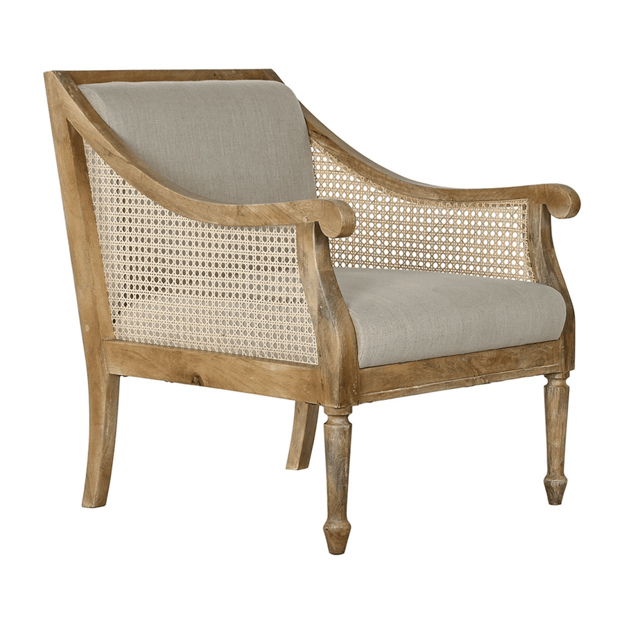 Oldalnézet – ívelt karfás fotel rattan oldalszövéssel és bézs kárpittal.