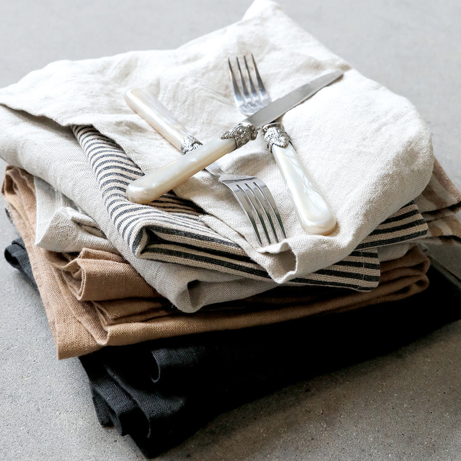 Négydarabos, antik pezsgő színű, akril nyéllel rendelkező, vintage stílusú evőeszközkészlet.