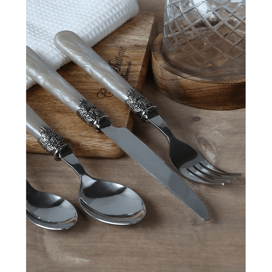 Négydarabos, antik pezsgő színű, akril nyéllel rendelkező, vintage stílusú evőeszközkészlet.