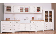 Egyedi tervezésű, fehér színű komplett fenyőfa konyhabútor.