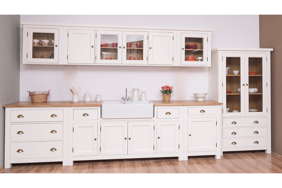 Egyedi tervezésű, fehér színű komplett fenyőfa konyhabútor.