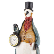 Órát tartó pingvin figura.