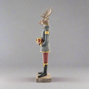 Ajándékot tartó karácsonyi szarvas figura.