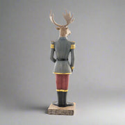 Ajándékot tartó karácsonyi szarvas figura.