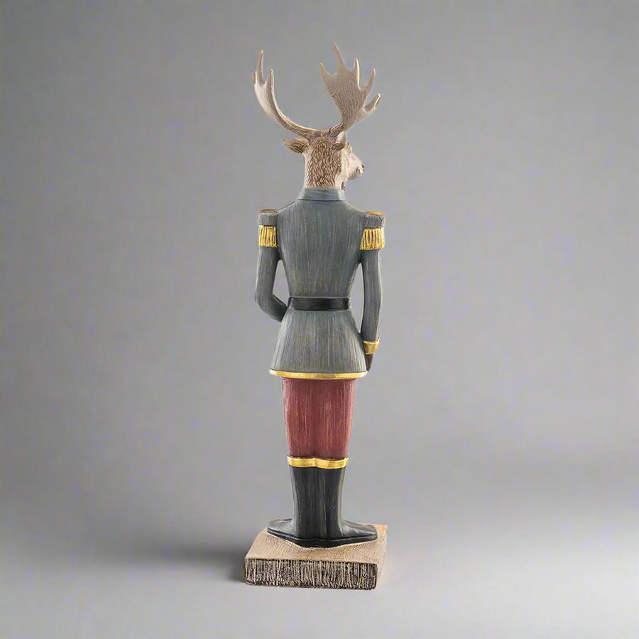 Ajándékot tartó karácsonyi szarvas figura.