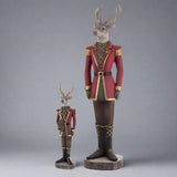 Plüssmackót tartó karácsonyi szarvas figura.