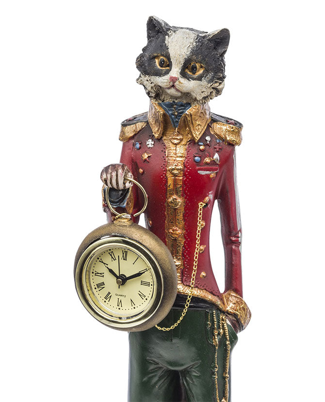 Lord Max, macskafigura tábornoki ruhában, órával a kezében.