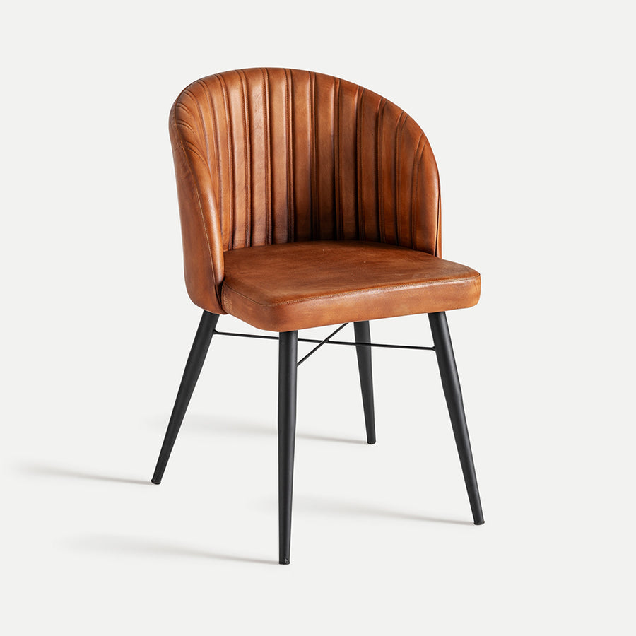 Luard konyakbarna bőr design szék előlnézetből, fekete fém lábakkal.