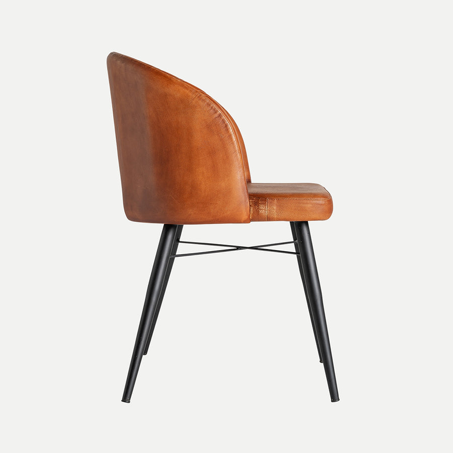 Luard szék oldalnézetből, ívelt háttámlával és lapos ülőrésszel.