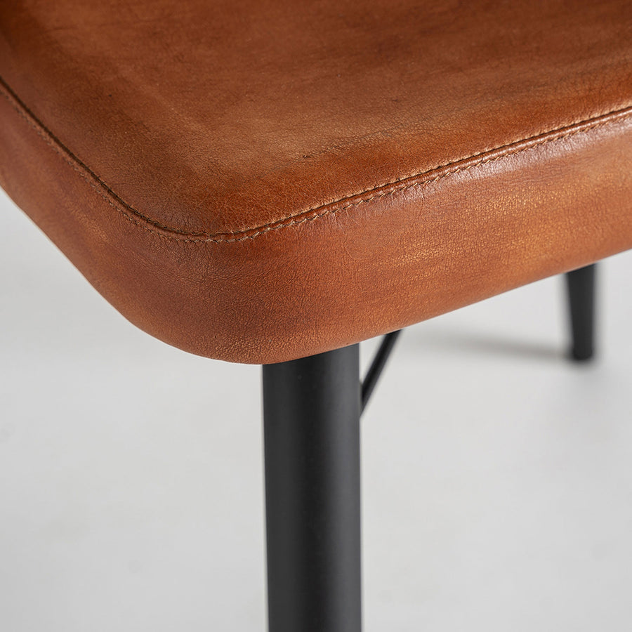 Közelkép a szék ülőfelületének varrásáról és textúrájáról.