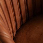 Részlet a csatornavarrásos háttámlából.