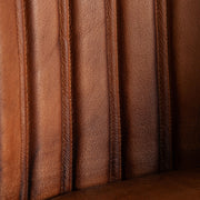 Részlet a háttámla függőleges csatornavarrásairól.