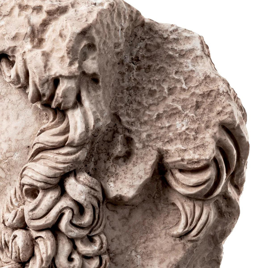 Márványból faragott, klasszikus, ókori stílusú, Lucius Verus büszt, fekete fém talapzaton.